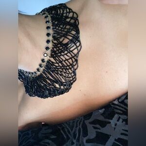 AUNDRY SHELLI SEGAL Vintage This is a black beaded bib or collar necklace ￼